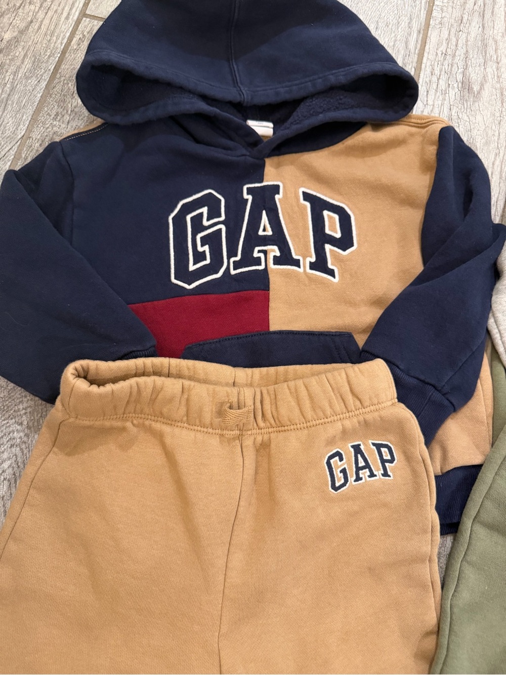 GAP Kids Colorblock Hoodie & Joggers Set Bundle - Picture 2 of 6